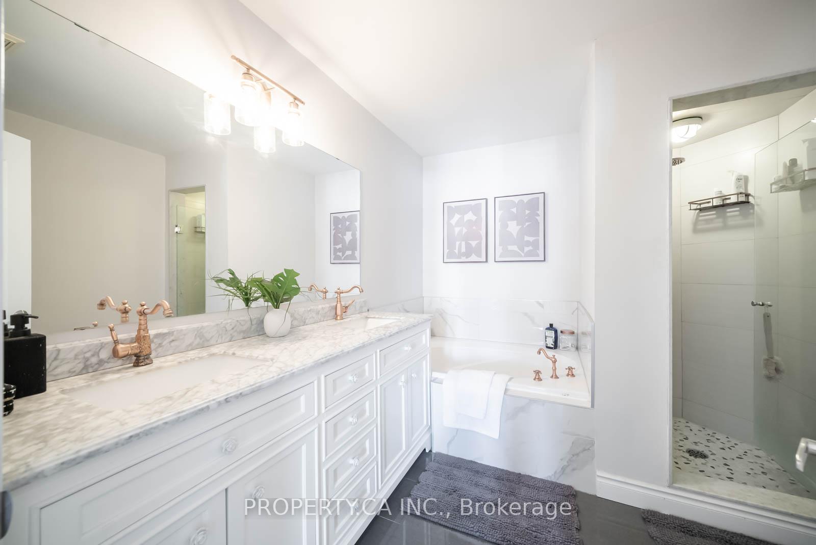 3 Bedrooms Condo at 601 Shoreline, Mississauga For sale