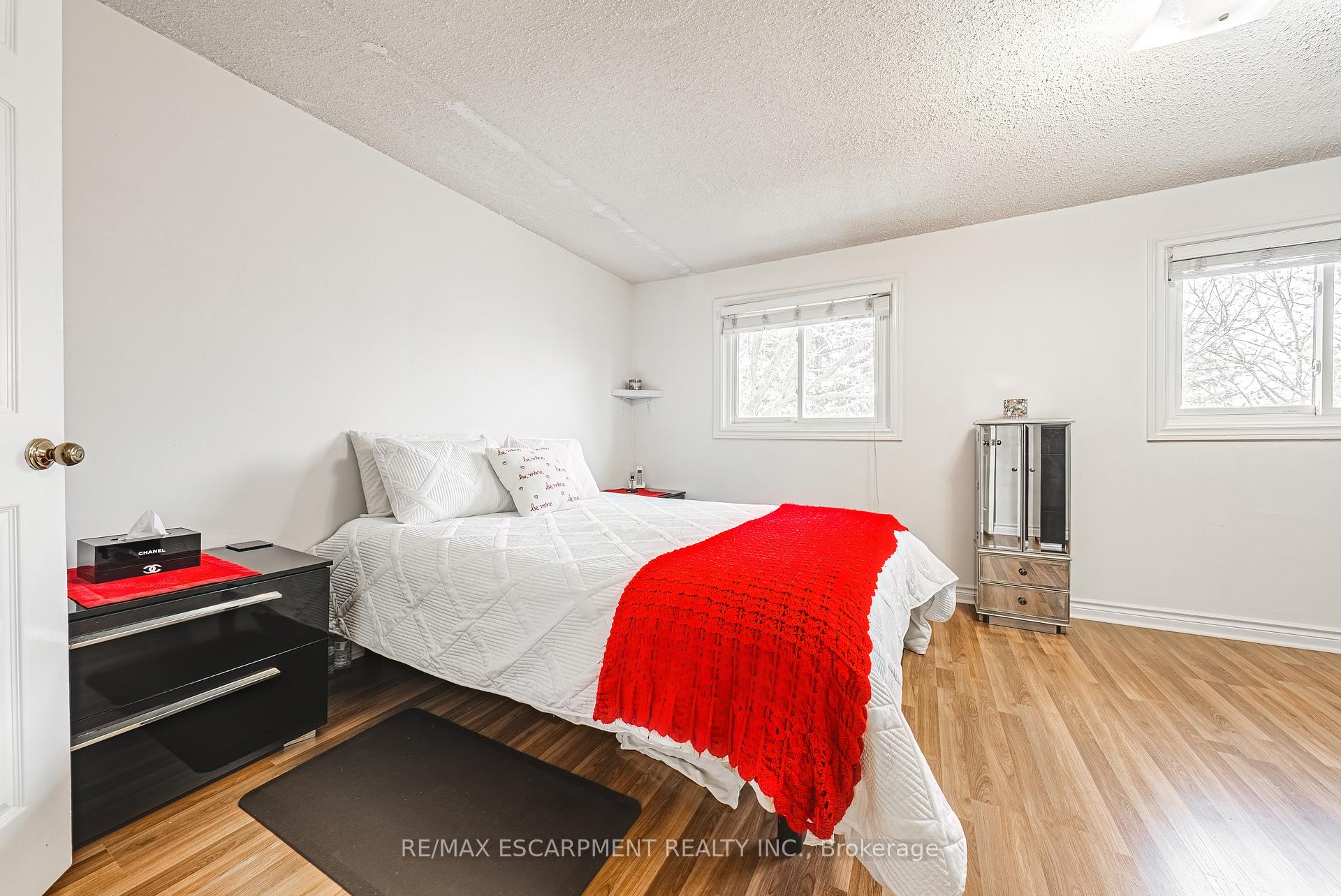 3 Bedrooms Condo at 1155 Paramount, Hamilton For sale