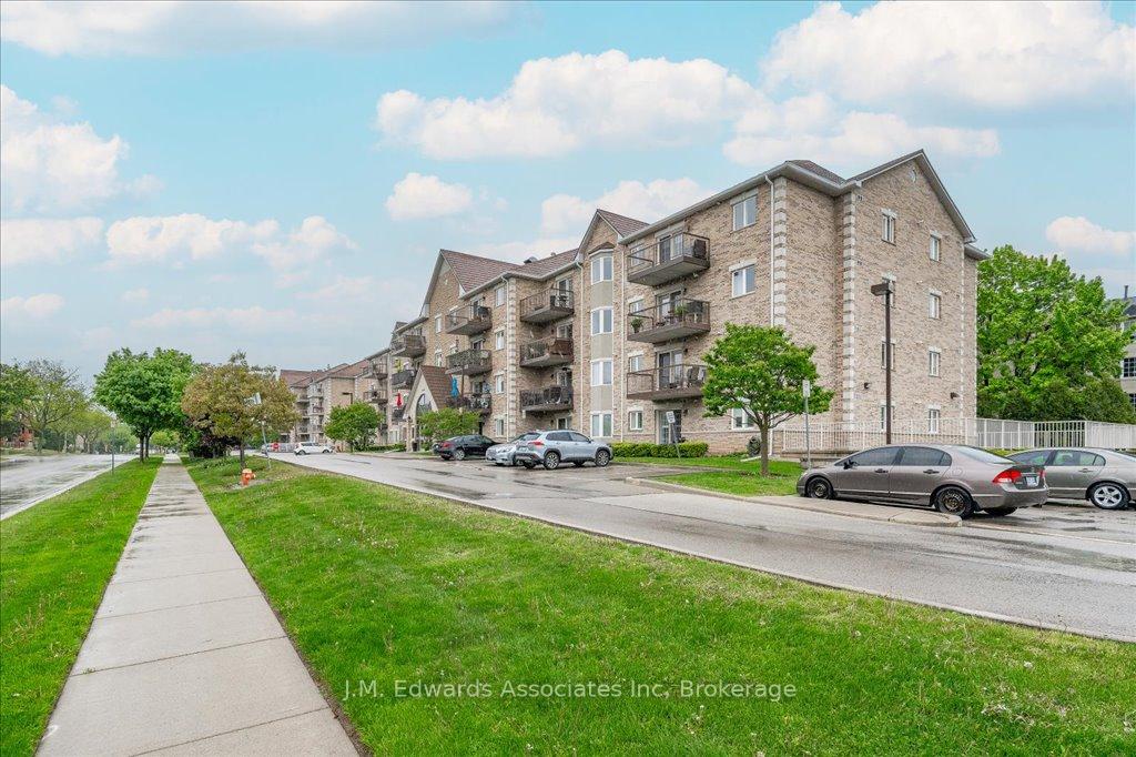 2 Bedrooms Condo at 4006 Kilmer, Burlington For sale