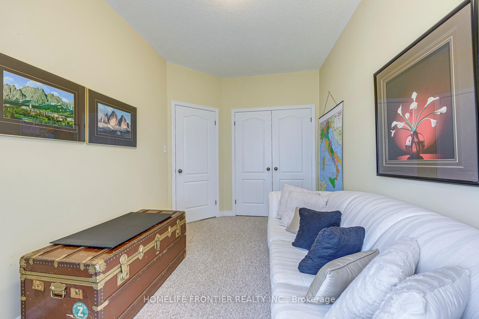 4 Bedrooms Condo at 90 Oakhampton,  Hamilton For sale
