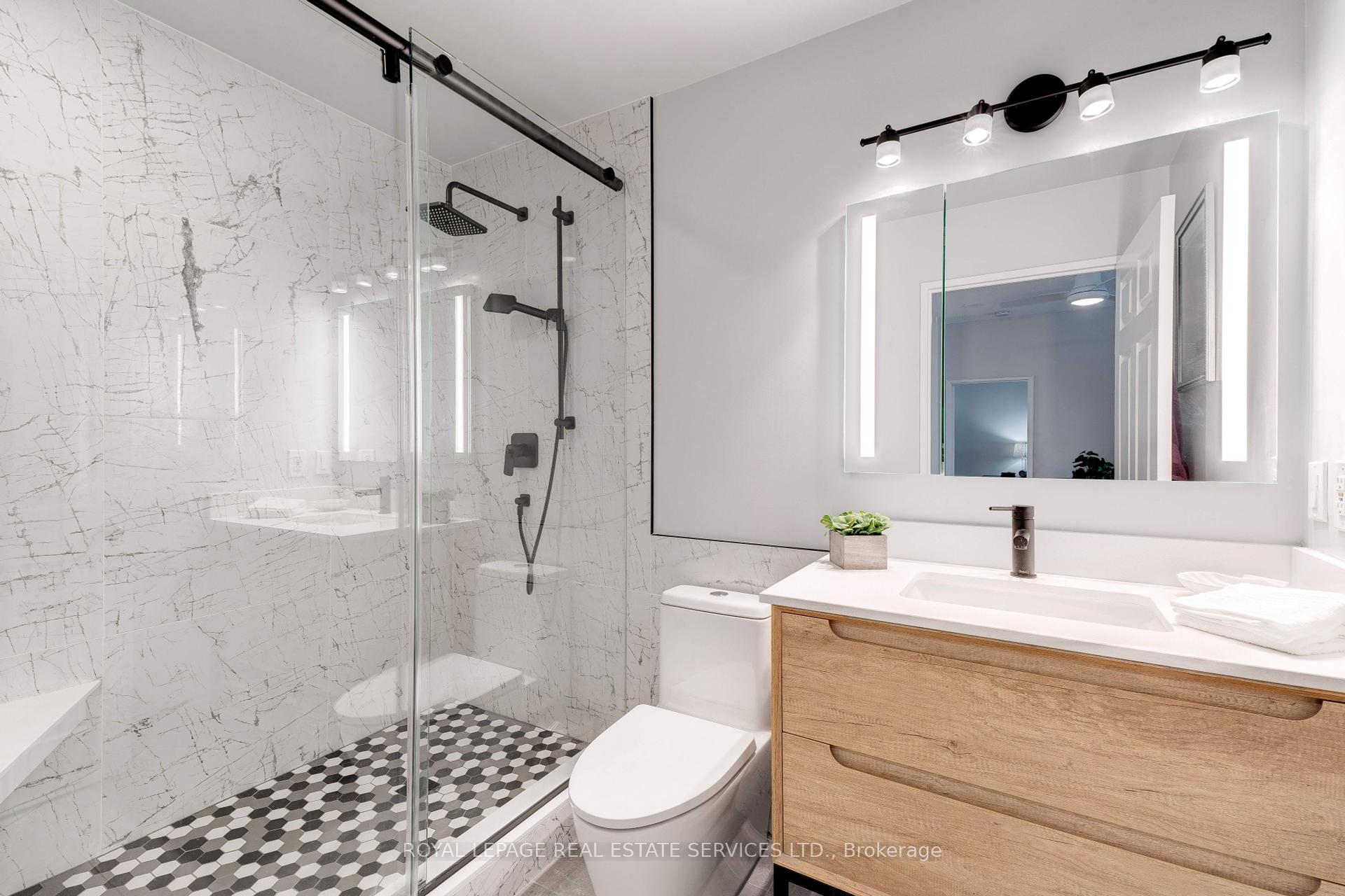 2 Bedrooms Condo at 2511 Lakeshore,  Oakville For sale