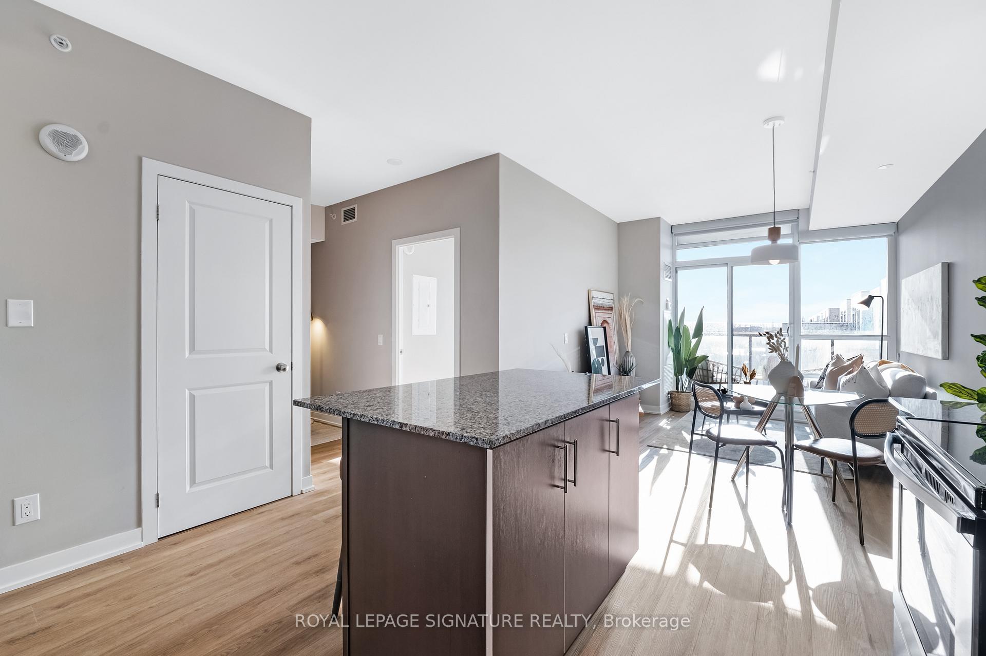 2 Bedrooms Condo at 8 Fieldway, Toronto For sale