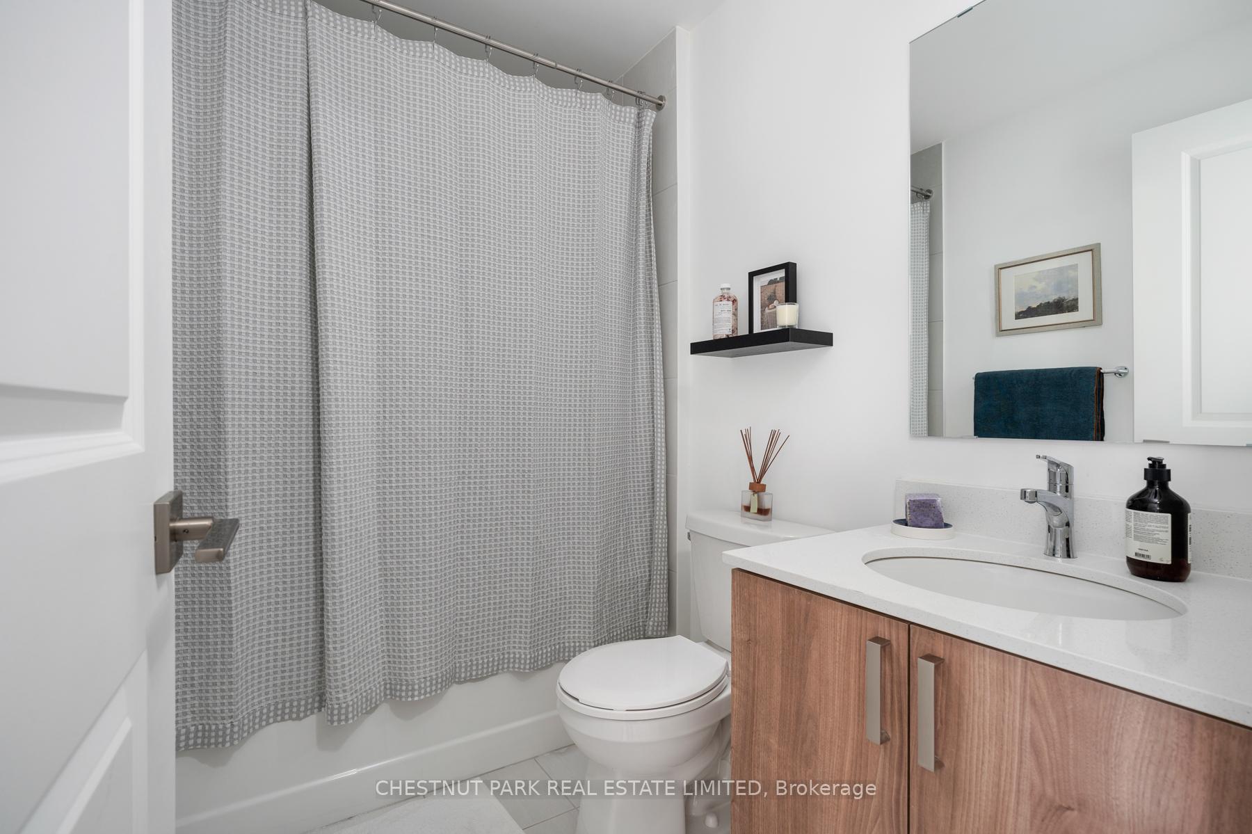 3 Bedrooms Condo at 4045 Hickory,  Mississauga For sale