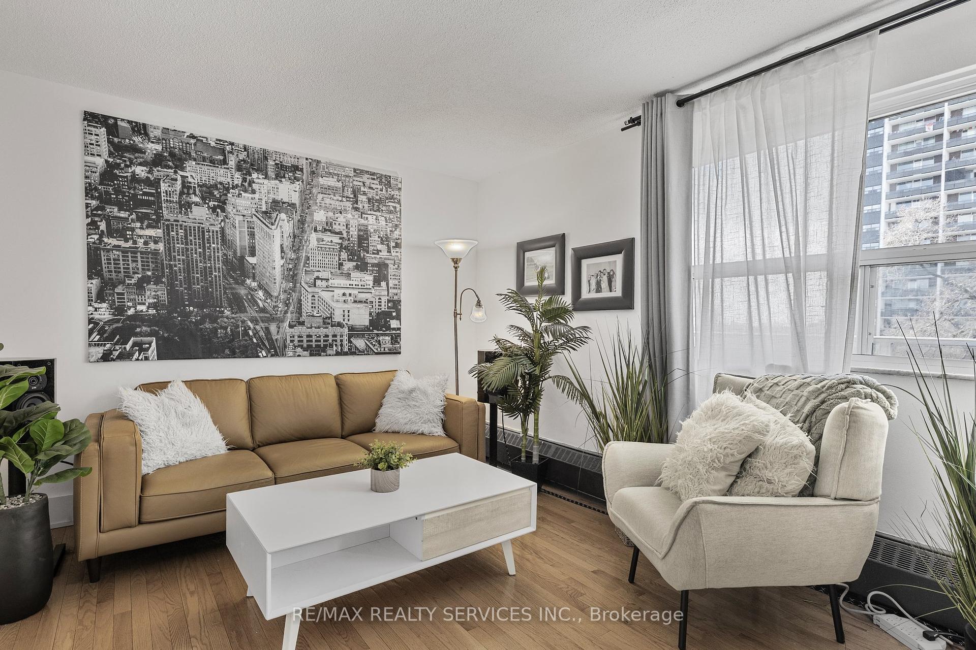 2 Bedrooms Condo at 15 Elizabeth, Mississauga For sale