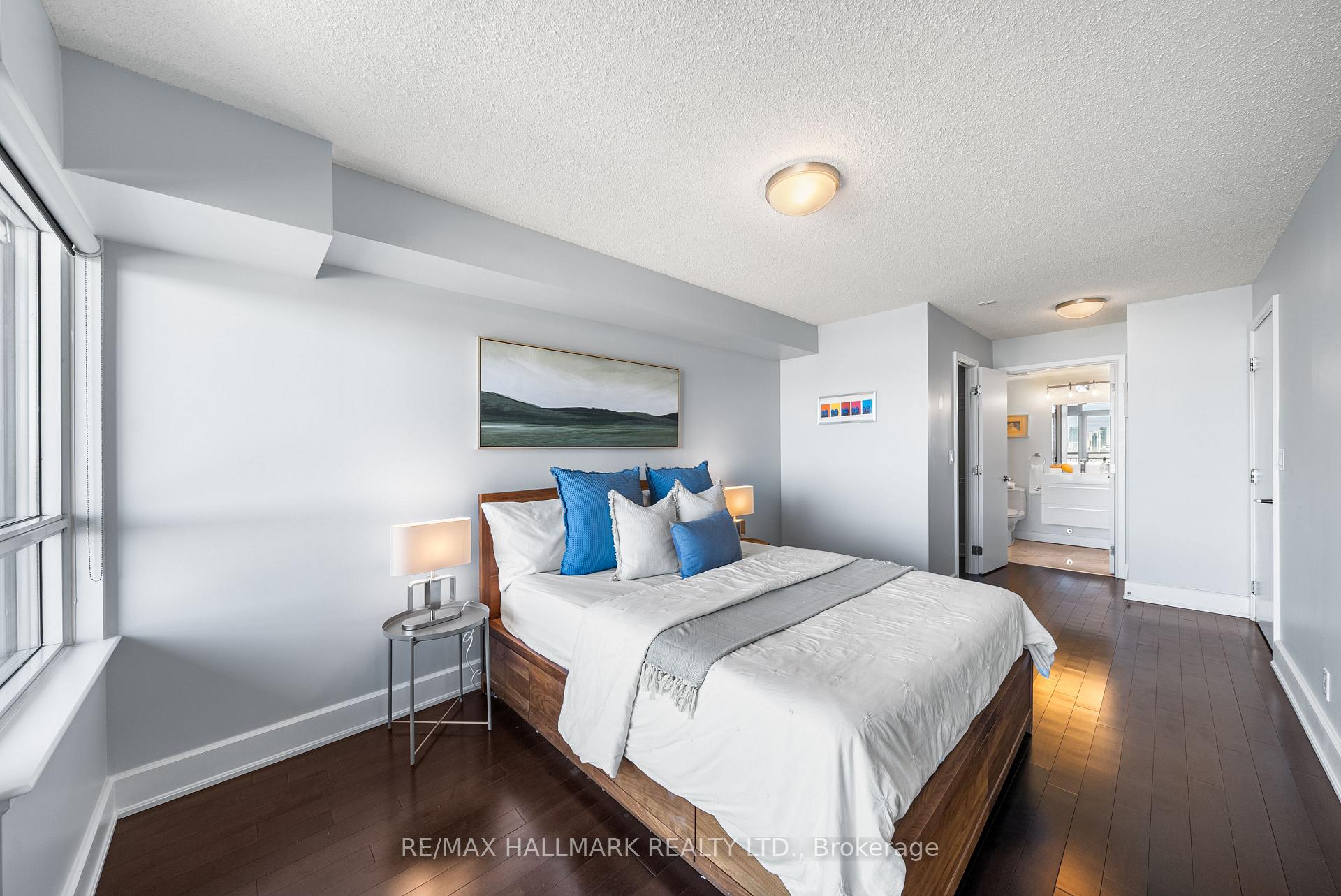 2 Bedrooms Condo at 676 Sheppard, Toronto For sale