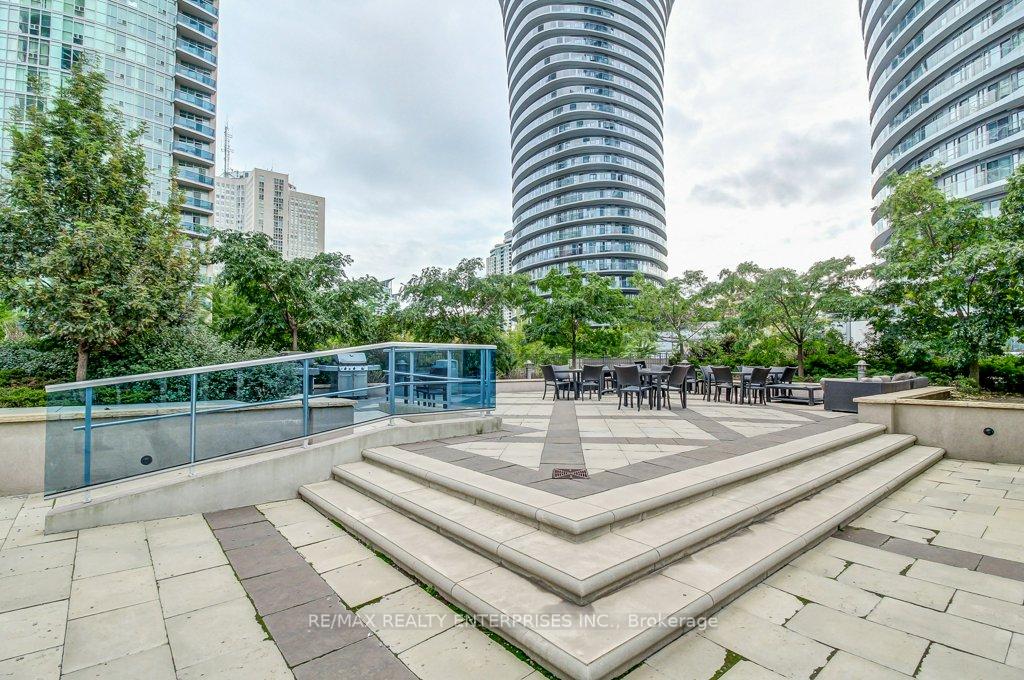 2 Bedrooms Condo at 80 Absolute, Mississauga For sale