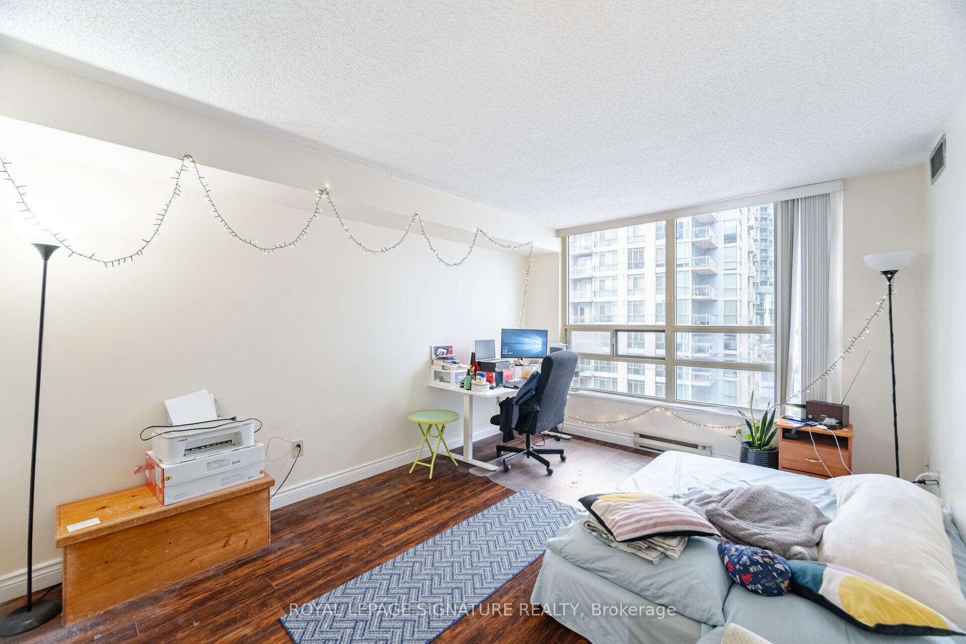 3 Bedrooms Condo at 250 Webb, Mississauga For sale