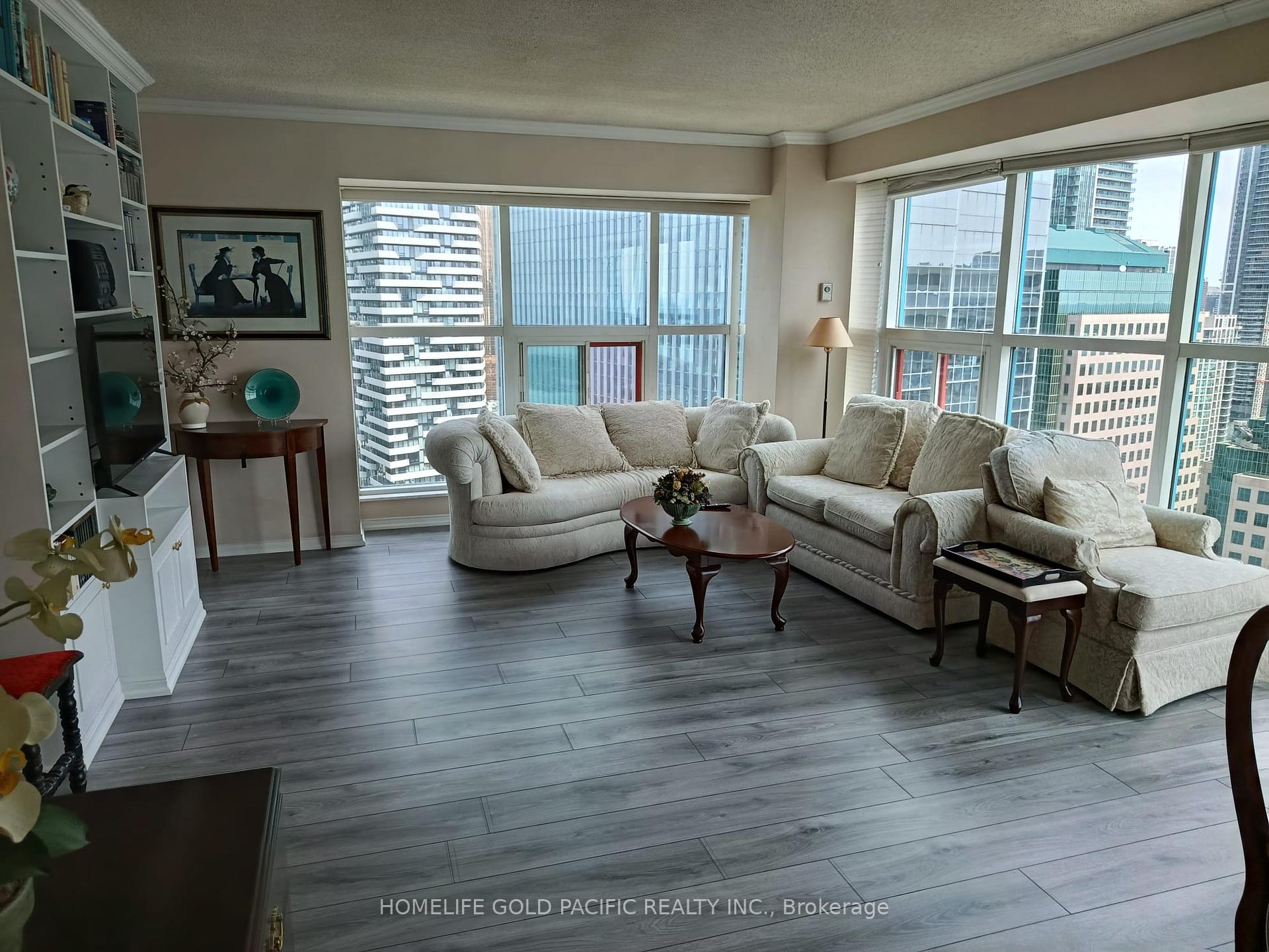 2 Bedrooms Condo at 77 Harbour, Toronto For sale