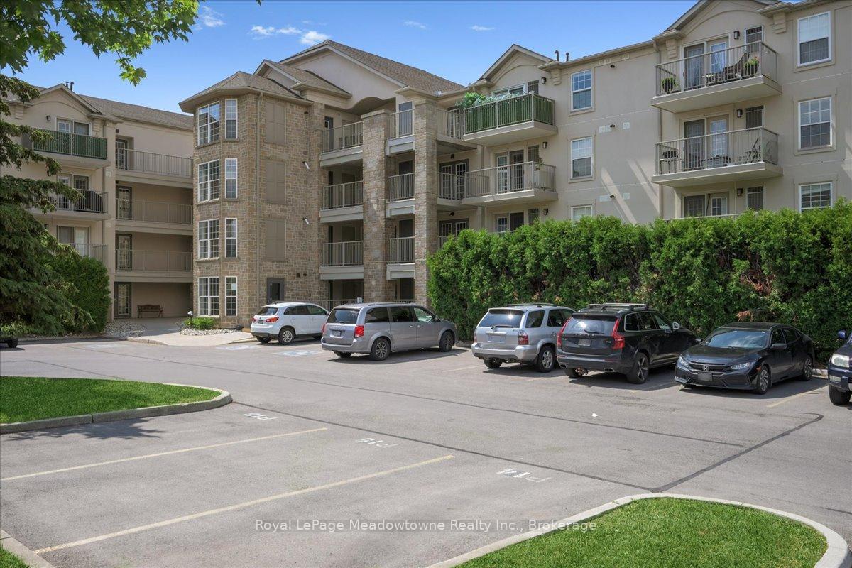 2 Bedrooms Condo at 1450 Bishops, Oakville For sale