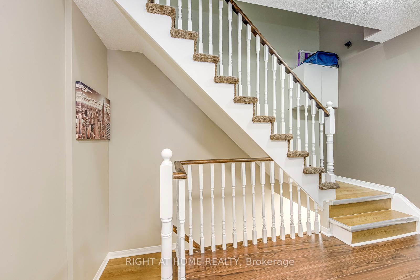 2 Bedrooms Condo at 605 Shoreline, Mississauga For sale