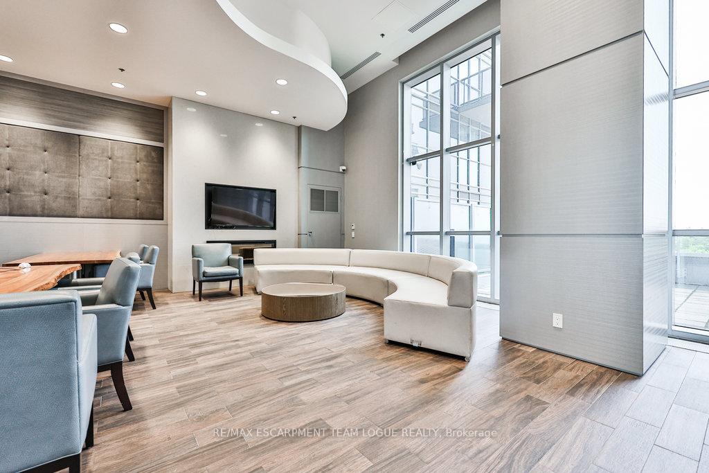 2 Bedrooms Condo at 2081 Fairview,  Burlington For sale