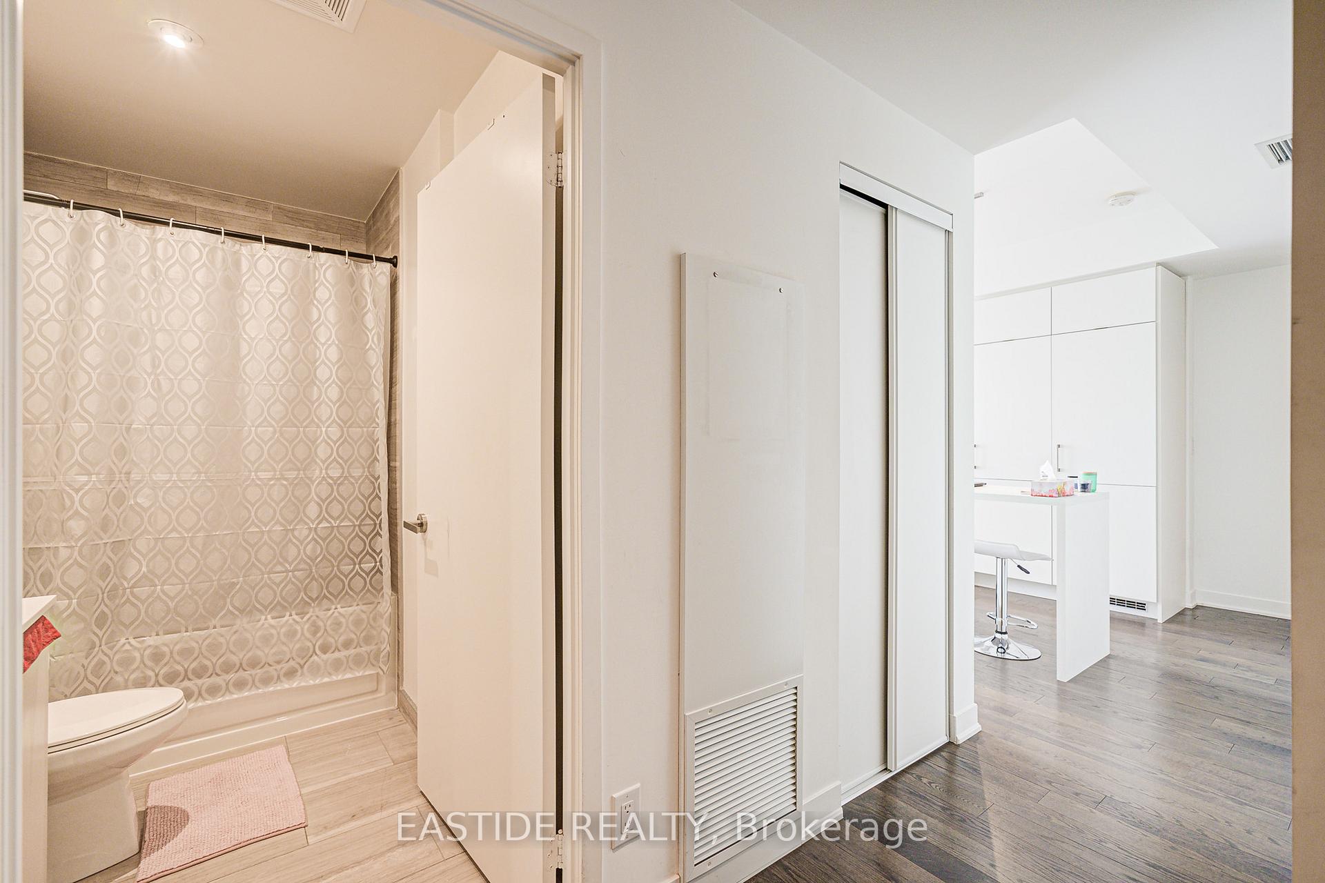 2 Bedrooms Condo at 88 Harbour, Toronto For sale