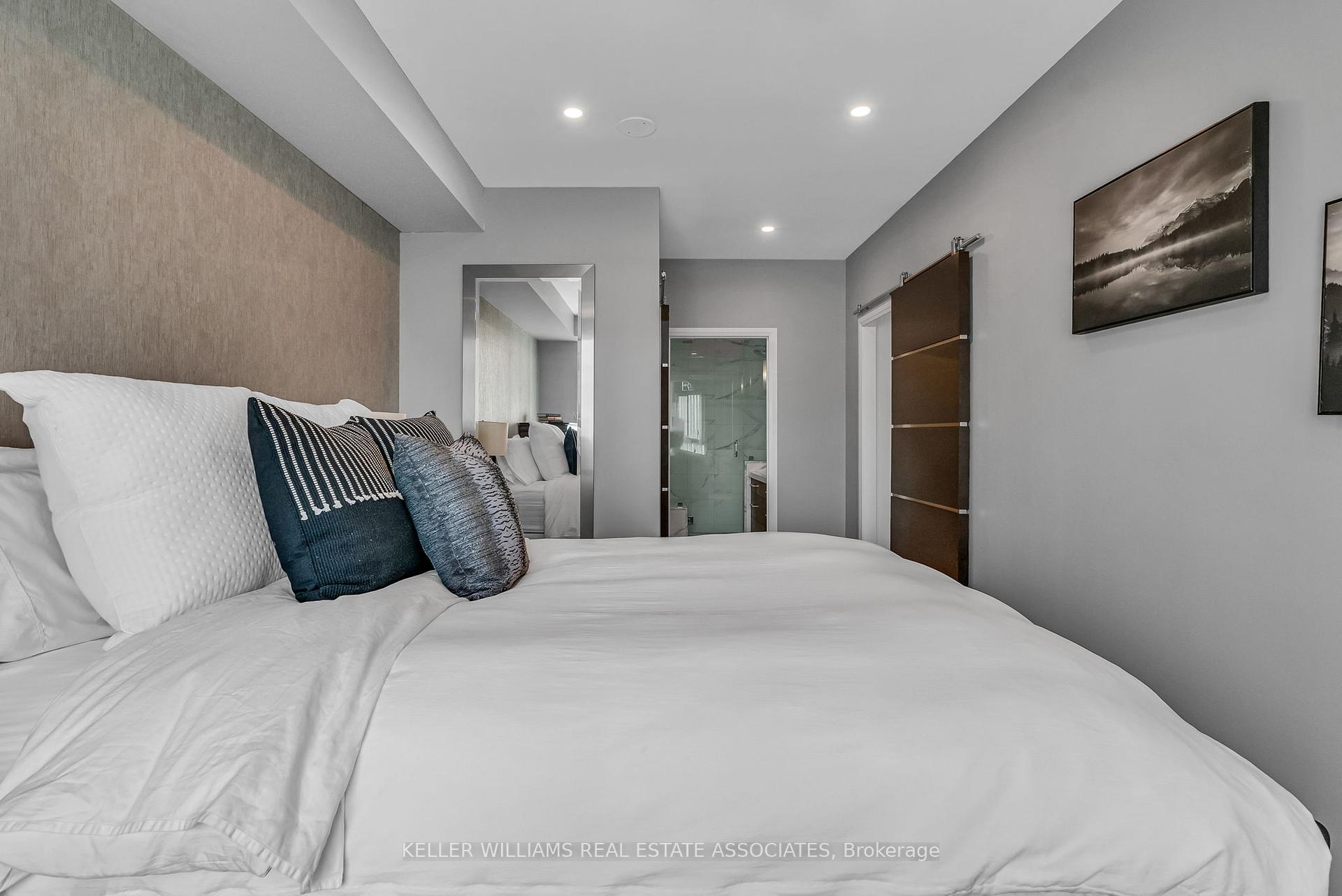 2 Bedrooms Condo at 1 Hurontario, Mississauga For sale