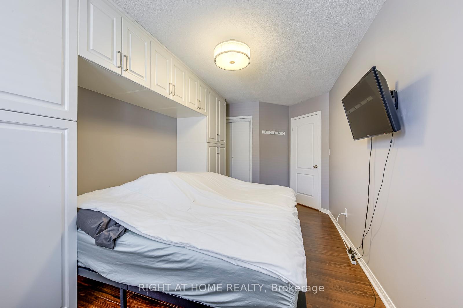 2 Bedrooms Condo at 605 Shoreline, Mississauga For sale