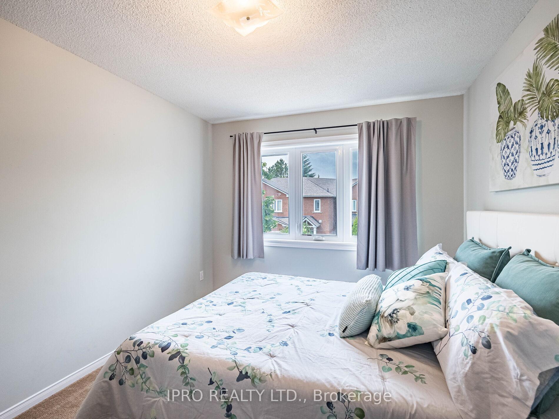 4 Bedrooms Condo at 833 Scollard, Mississauga For sale
