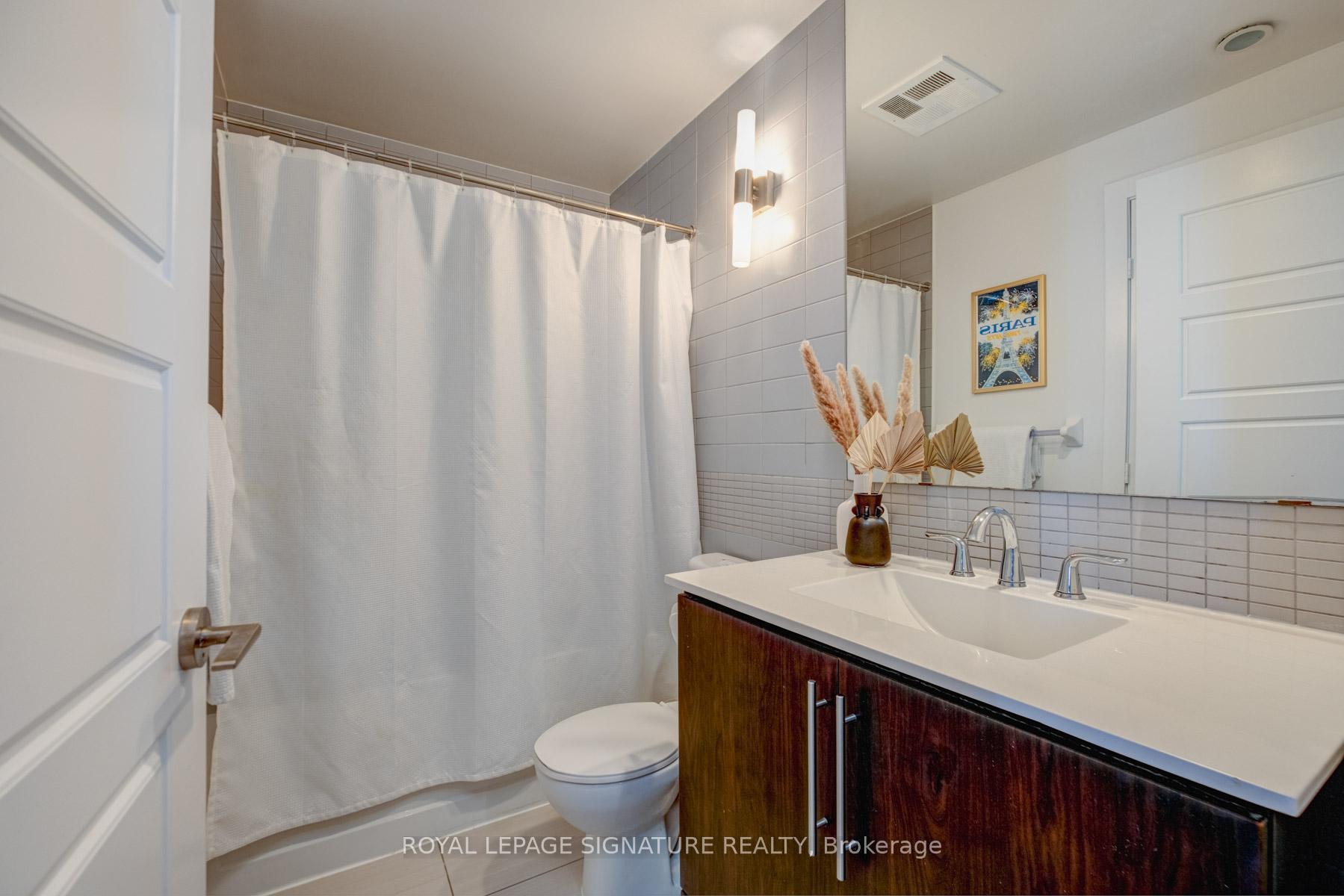 2 Bedrooms Condo at 28 Linden, Toronto For sale