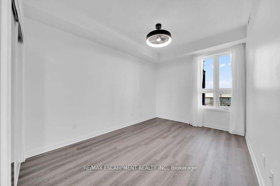 2 Bedrooms Condo at 5317 Upper Middle, Burlington For sale
