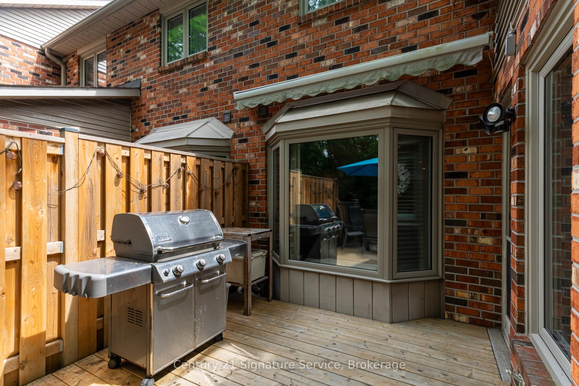 3 Bedrooms Condo at 2230 Walkers, Burlington For sale