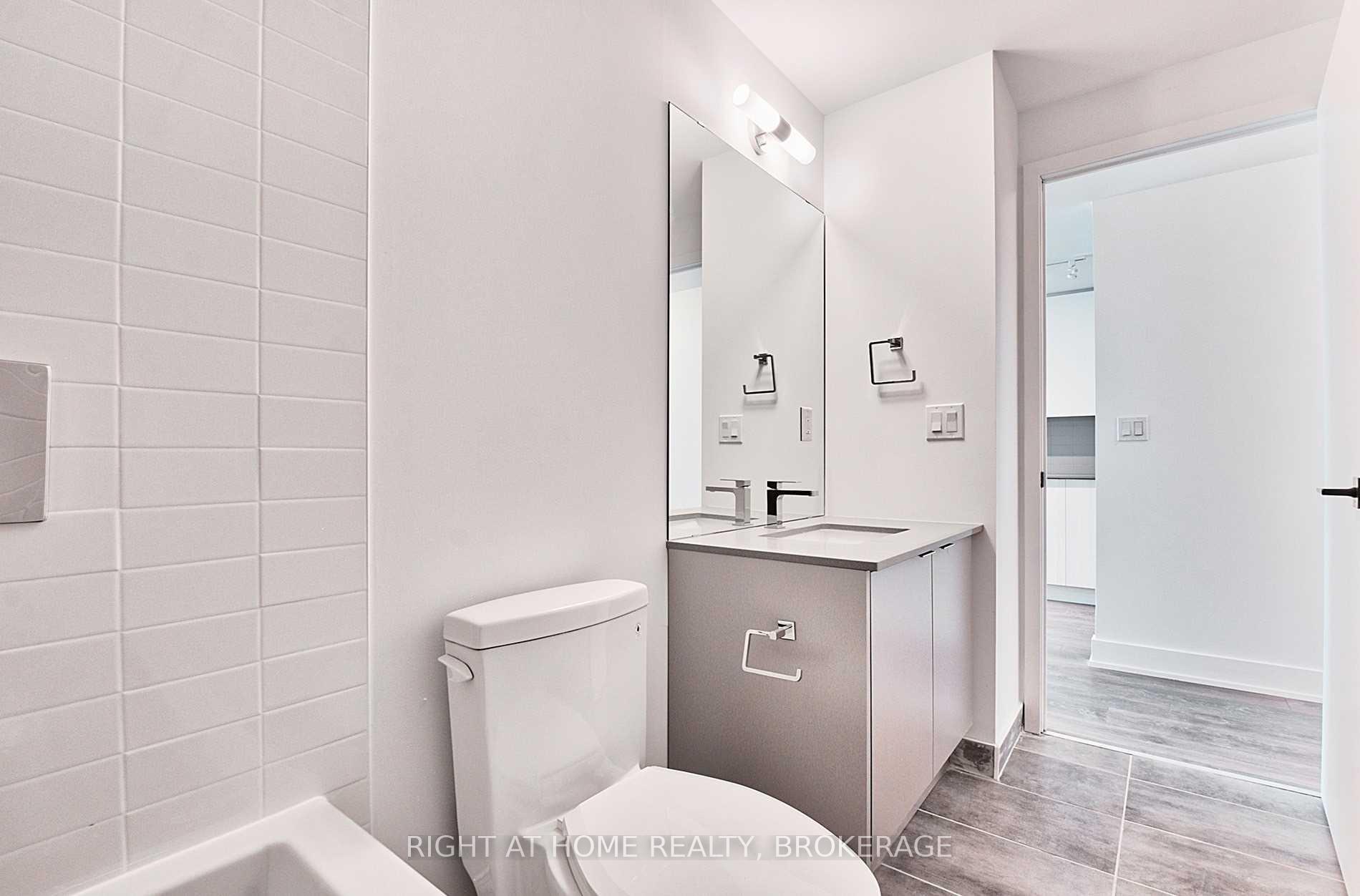 2 Bedrooms Condo at 2481 Taunton, Oakville For sale