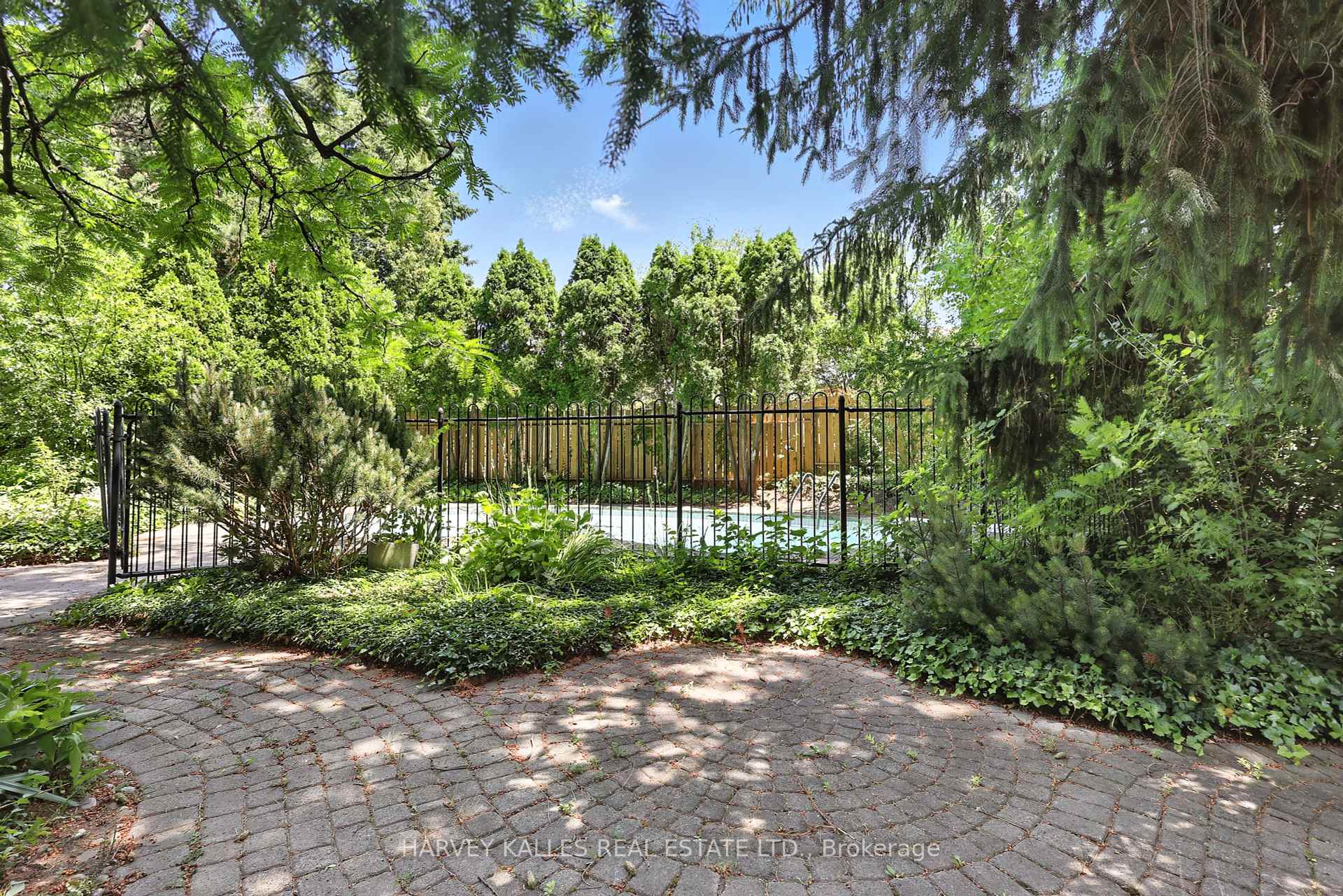 15 Woolsthorpe Crescent