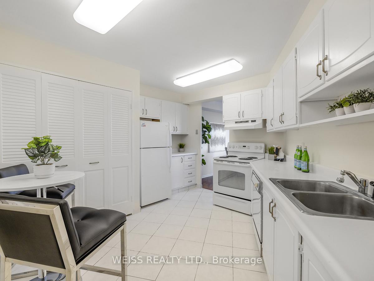 3 Bedrooms Condo at 150 Neptune,  Toronto For sale