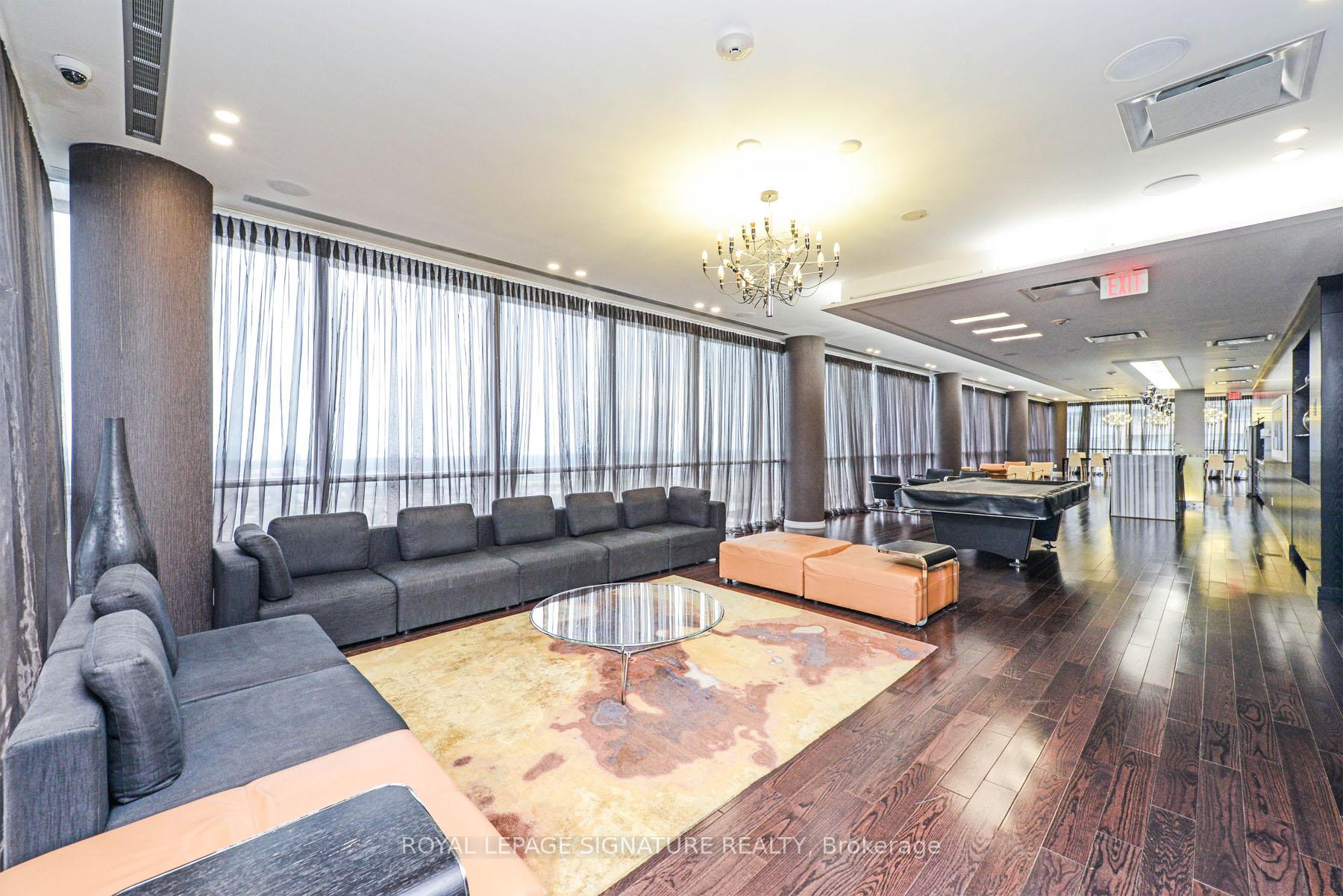 1 Bedroom Condo at 223 Webb,  Mississauga For sale