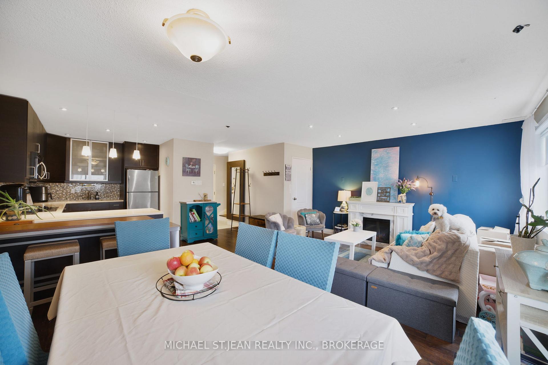 4 Bedrooms Condo at 1016 Falgarwood,  Oakville For sale