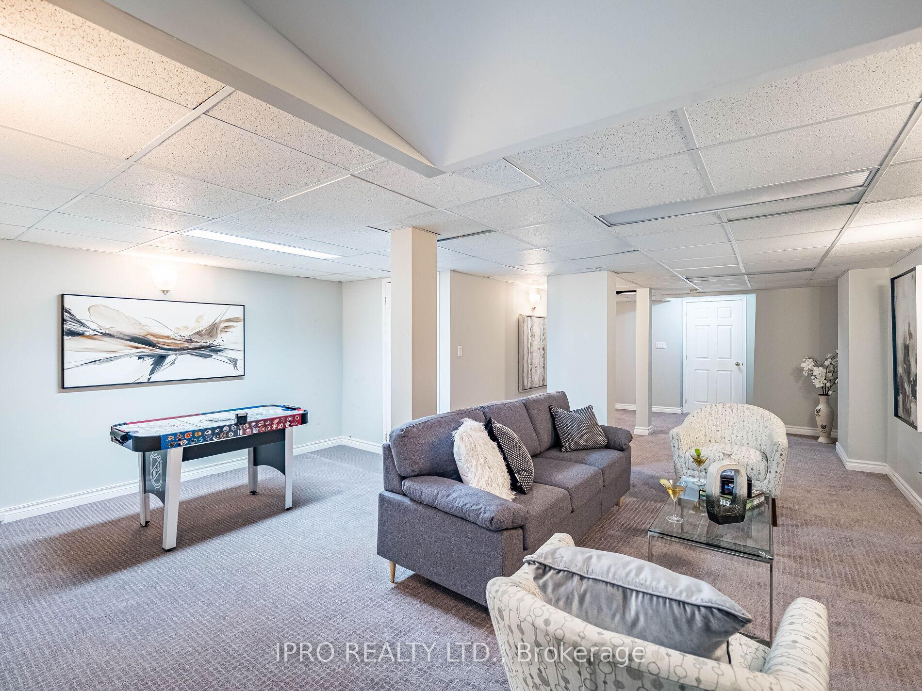 4 Bedrooms Condo at 833 Scollard, Mississauga For sale