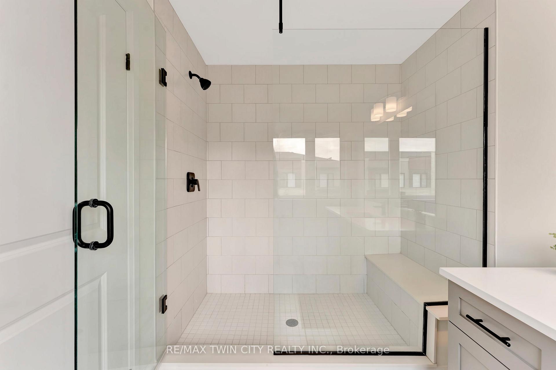 3 Bedrooms Condo at 4 Southam, Hamilton For sale
