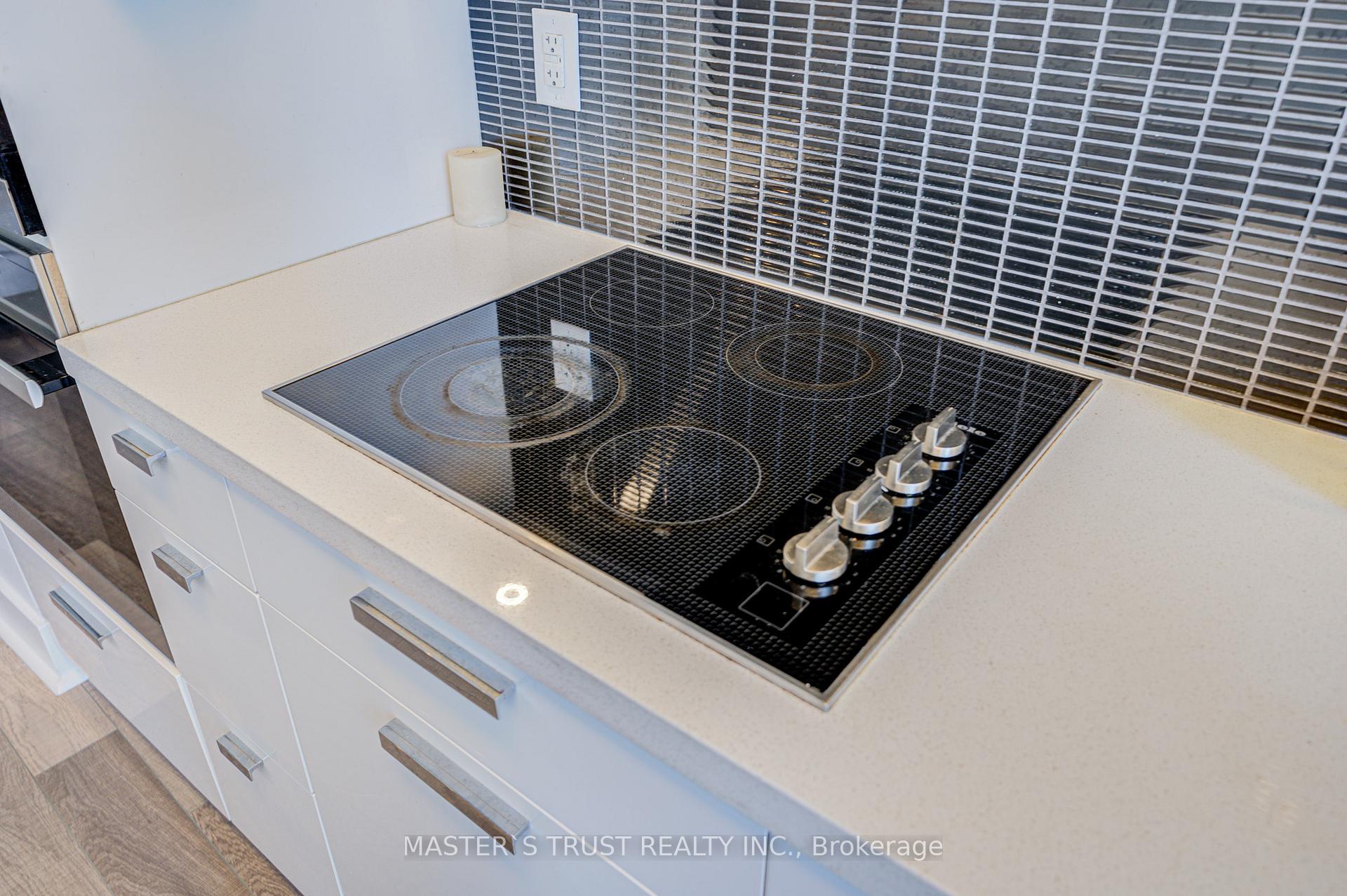 2 Bedrooms Condo at 32 Davenport, Toronto For sale