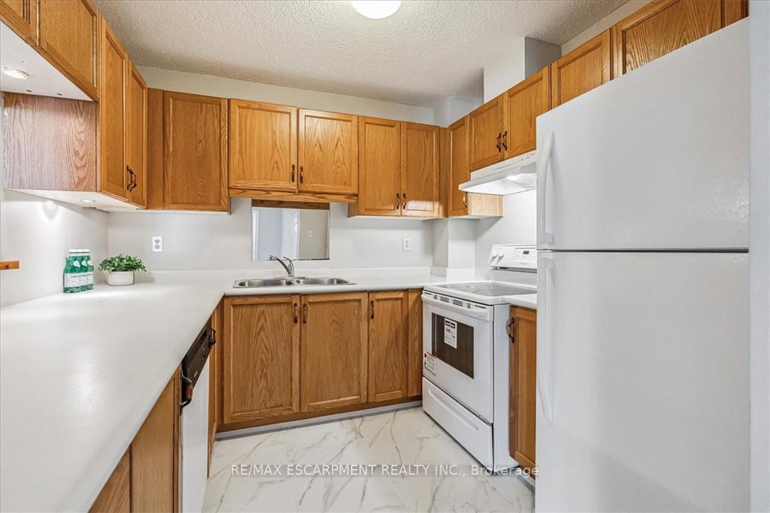 2 Bedrooms Condo at 4140 Foxwood, Burlington For sale