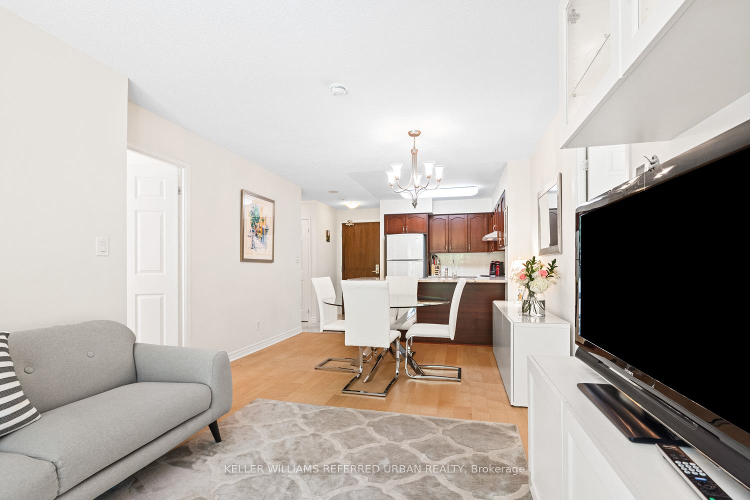 2 Bedrooms Condo at 35 Hollywood, Toronto For sale