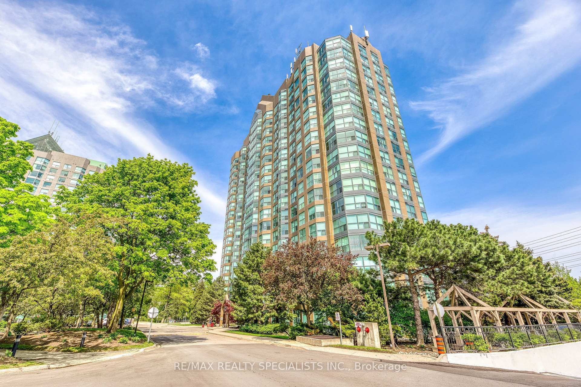 2 Bedrooms Condo at 2177 Burnhamthorpe, Mississauga For sale