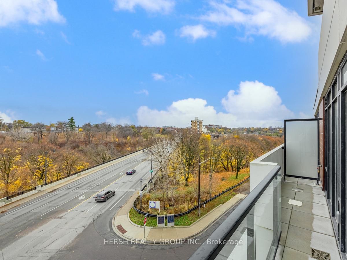 2 Bedrooms Condo at 160 Kingsway,  Toronto For sale
