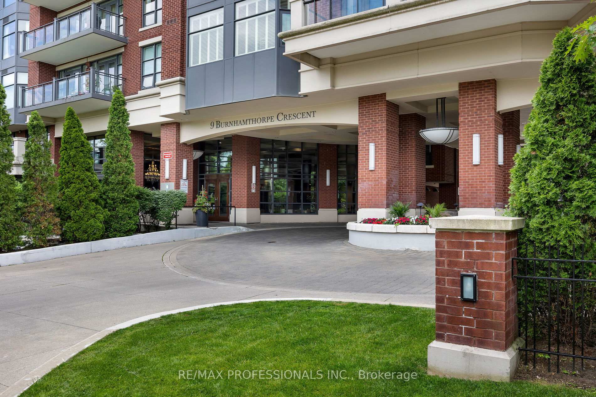 3 Bedrooms Condo at 9 Burnhamthorpe, Toronto For sale