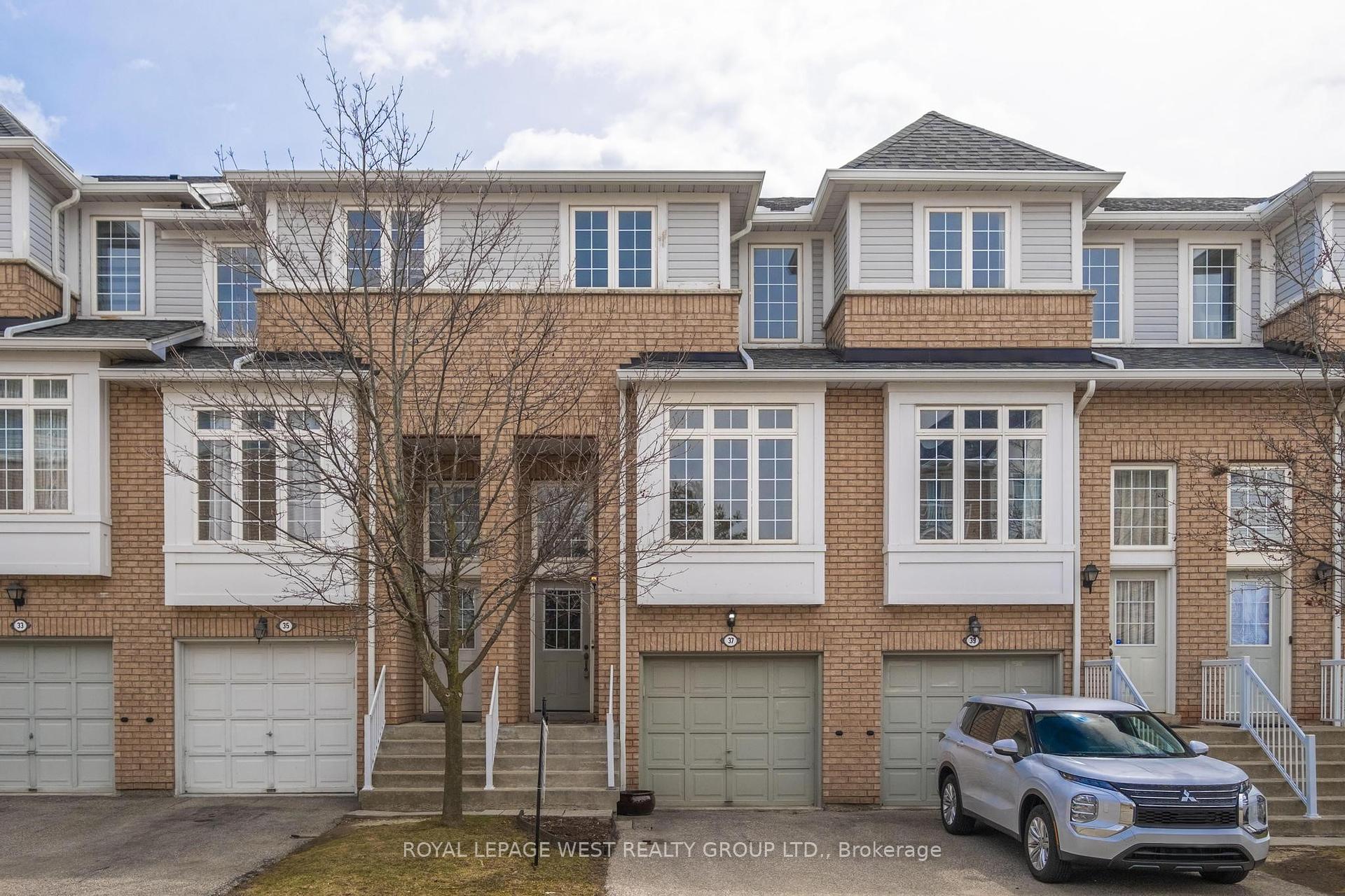 3 Bedrooms Condo at 280 Hillcrest,  Mississauga For sale