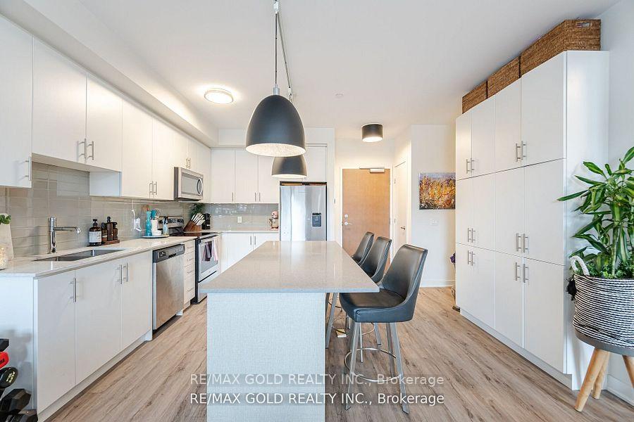 2 Bedrooms Condo at 320 Plains,  Burlington For sale