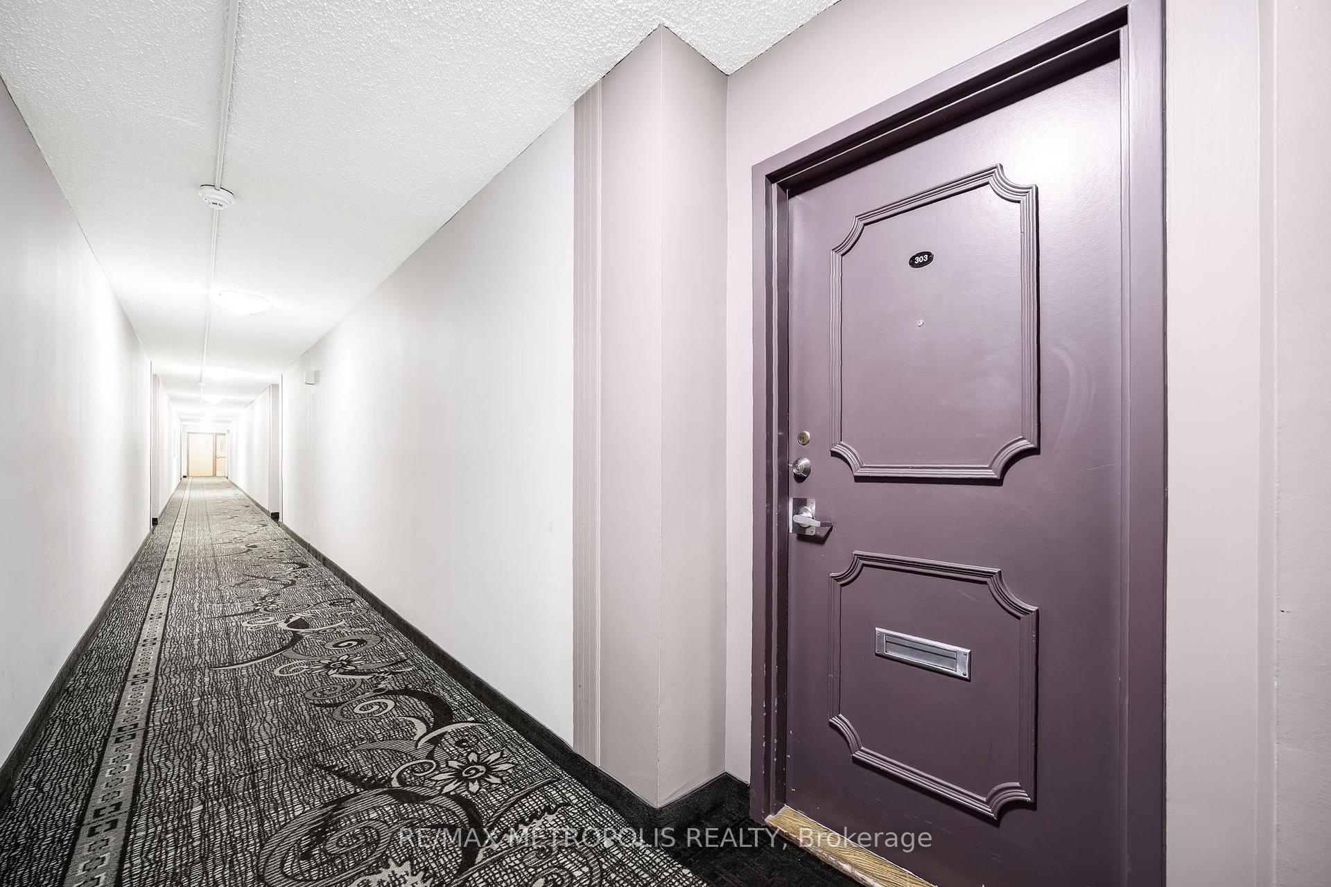 3 Bedrooms Condo at 5 Parkway Forest, Toronto For sale