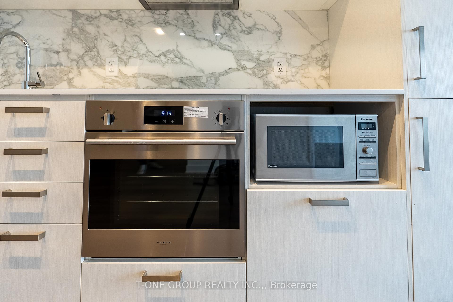 2 Bedrooms Condo at 10 Honeycrisp, Vaughan For sale