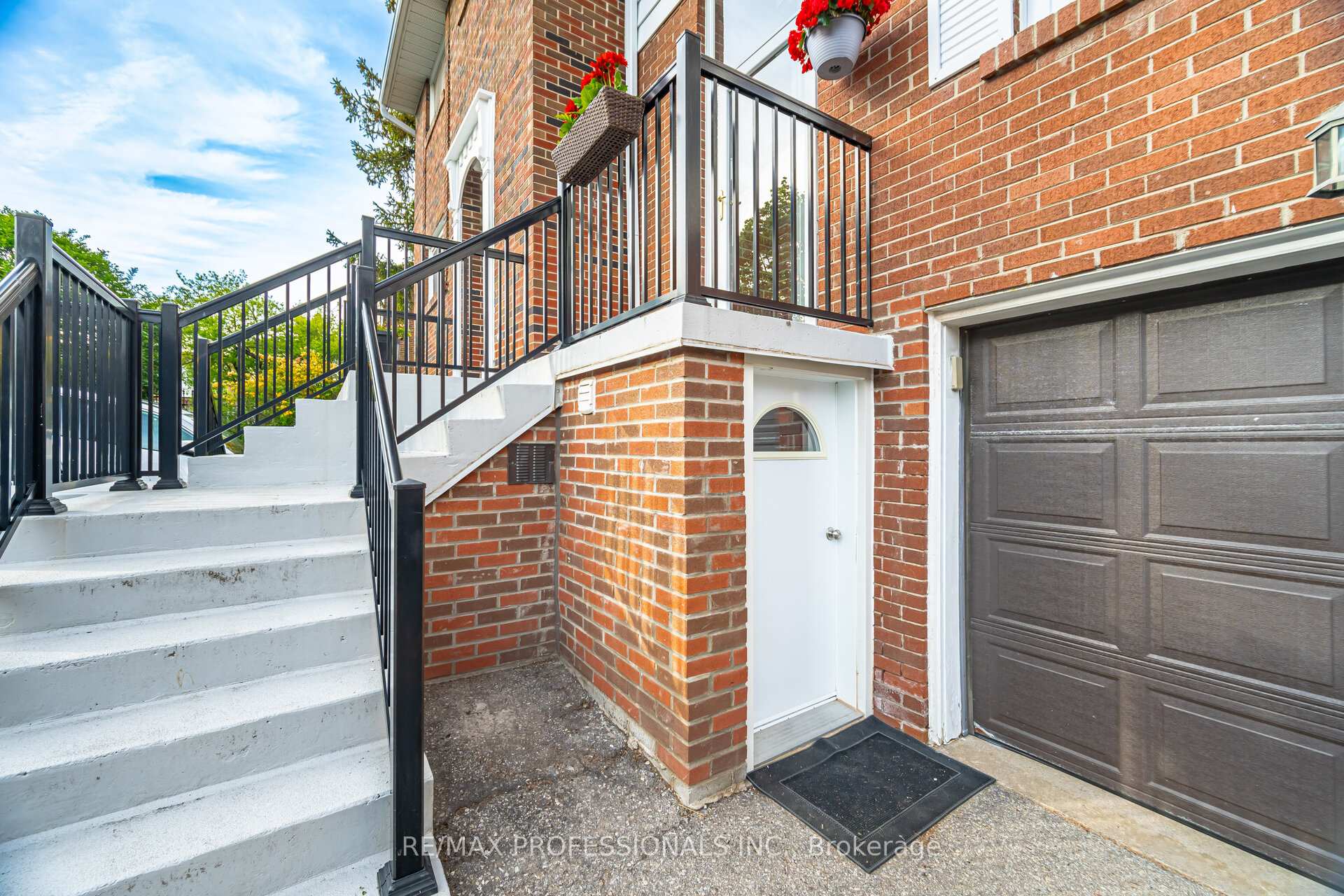 3 Bedrooms Condo at 582 Renforth, Toronto For sale