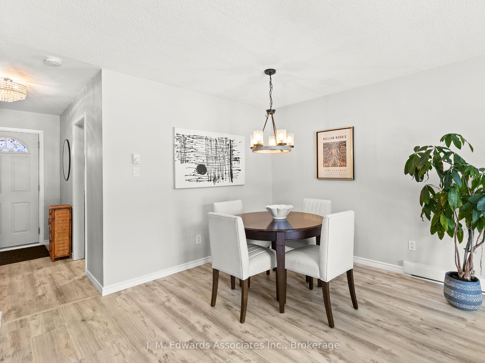 3 Bedrooms Condo at 61 Sarah,  Oakville For sale