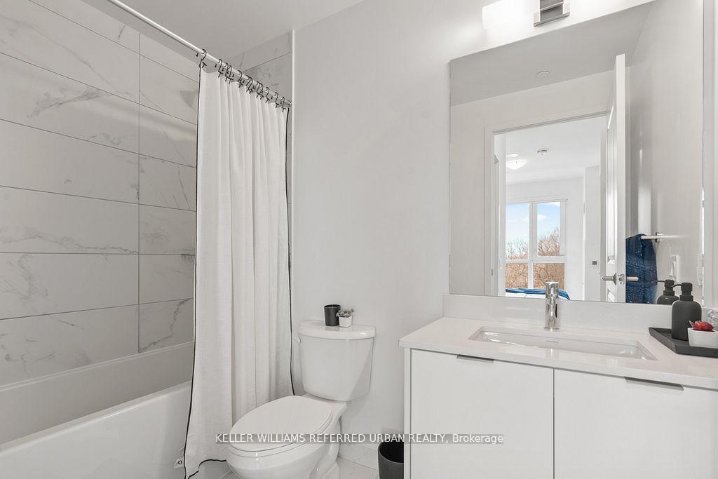 2 Bedrooms Condo at 202 Burnhamthorpe, Mississauga For sale