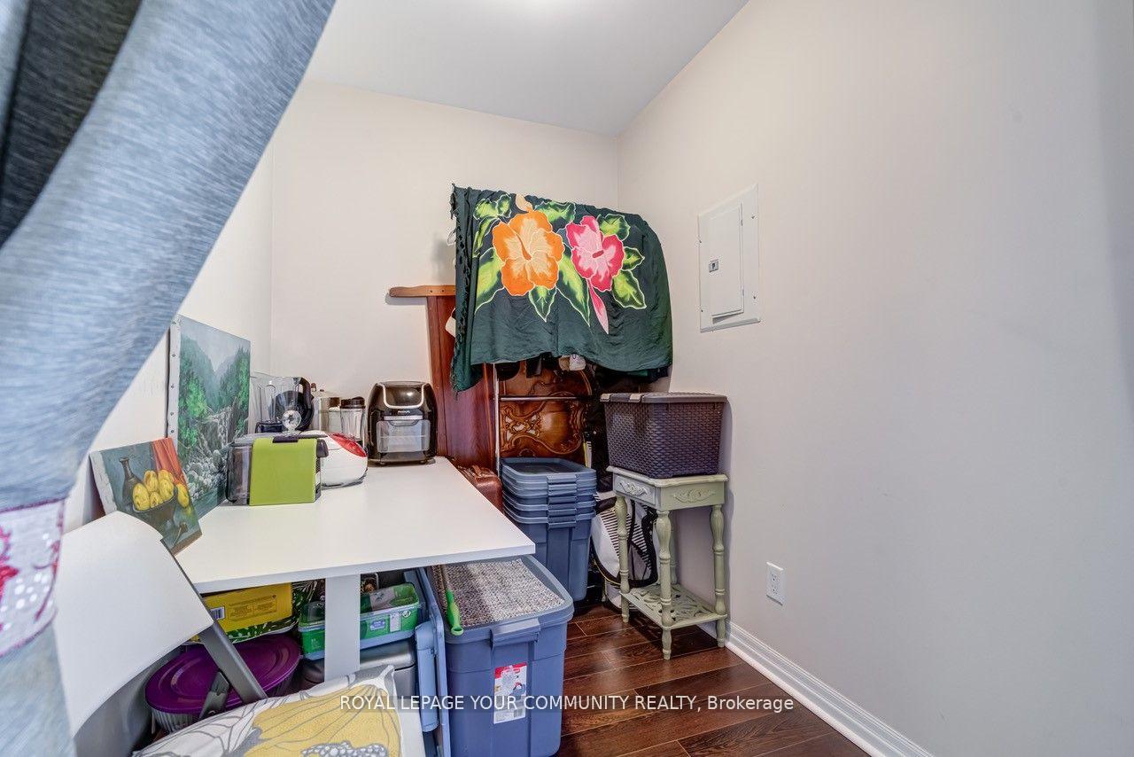 2 Bedrooms Condo at 225 Webb, Mississauga For sale
