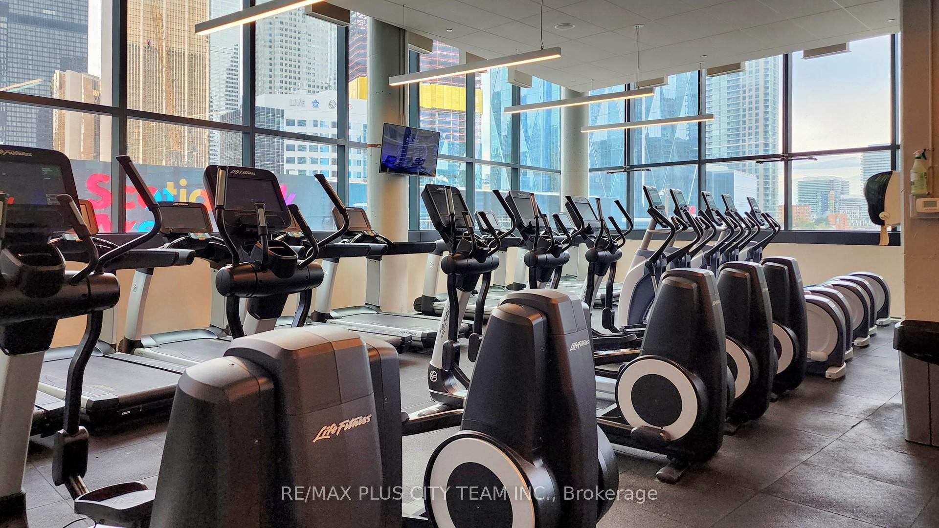 2 Bedrooms Condo at 100 Harbour, Toronto For sale