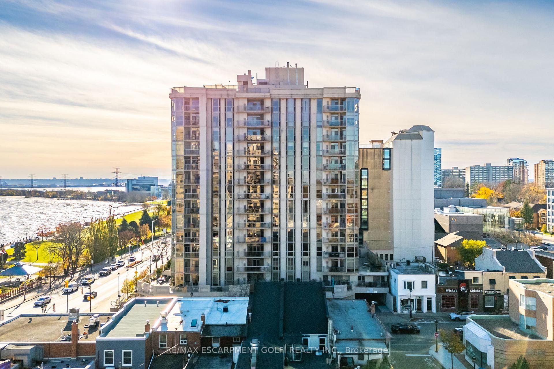 2 Bedrooms Condo at 1477 Lakeshore, Burlington For sale
