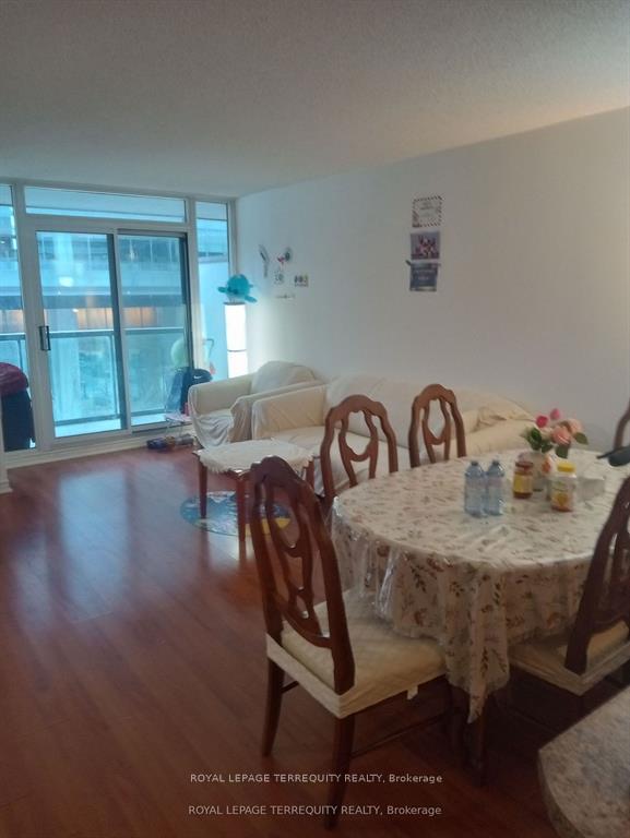 2 Bedrooms Condo at 30 Grand Trunk, Toronto For sale