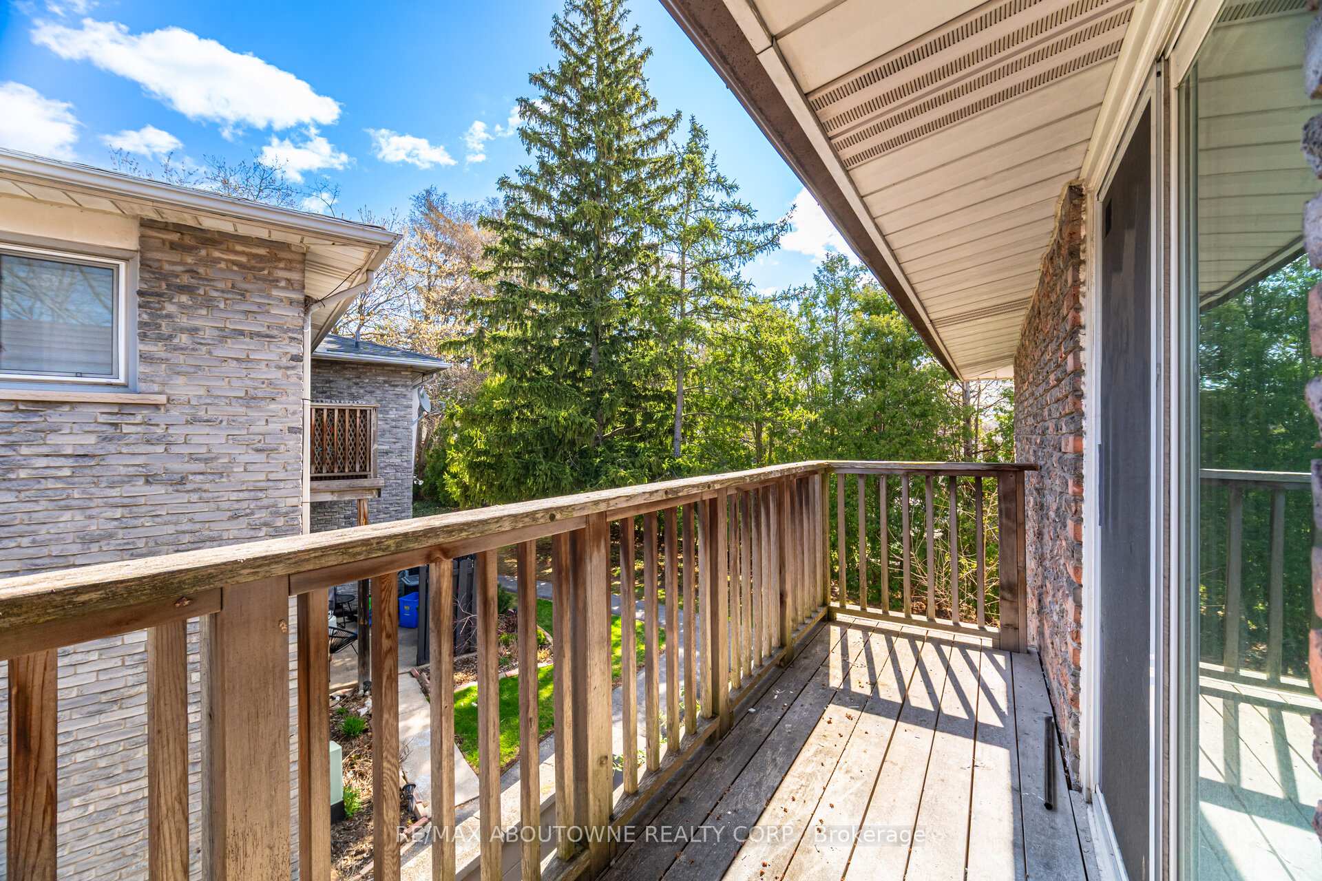 3 Bedrooms Condo at 961 Francis,  Burlington For sale