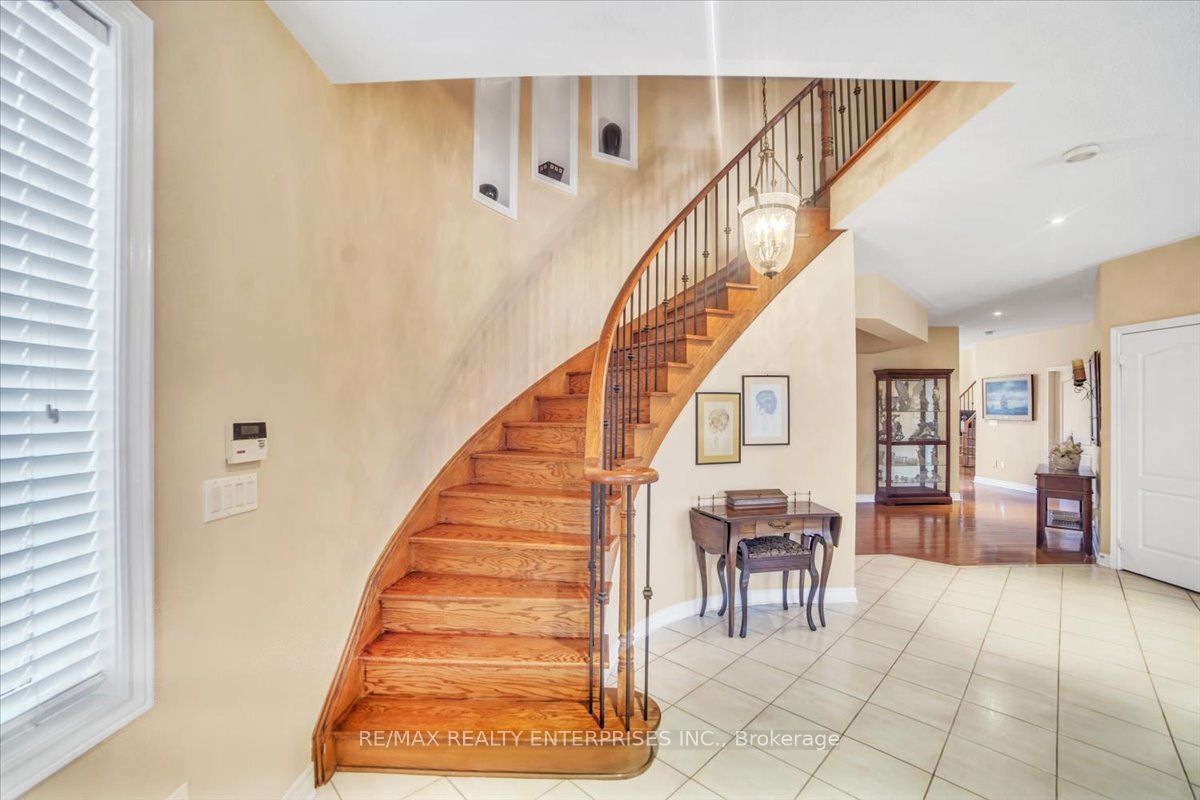 18 Southcrest Court, Brampton, ON L6P 1T6