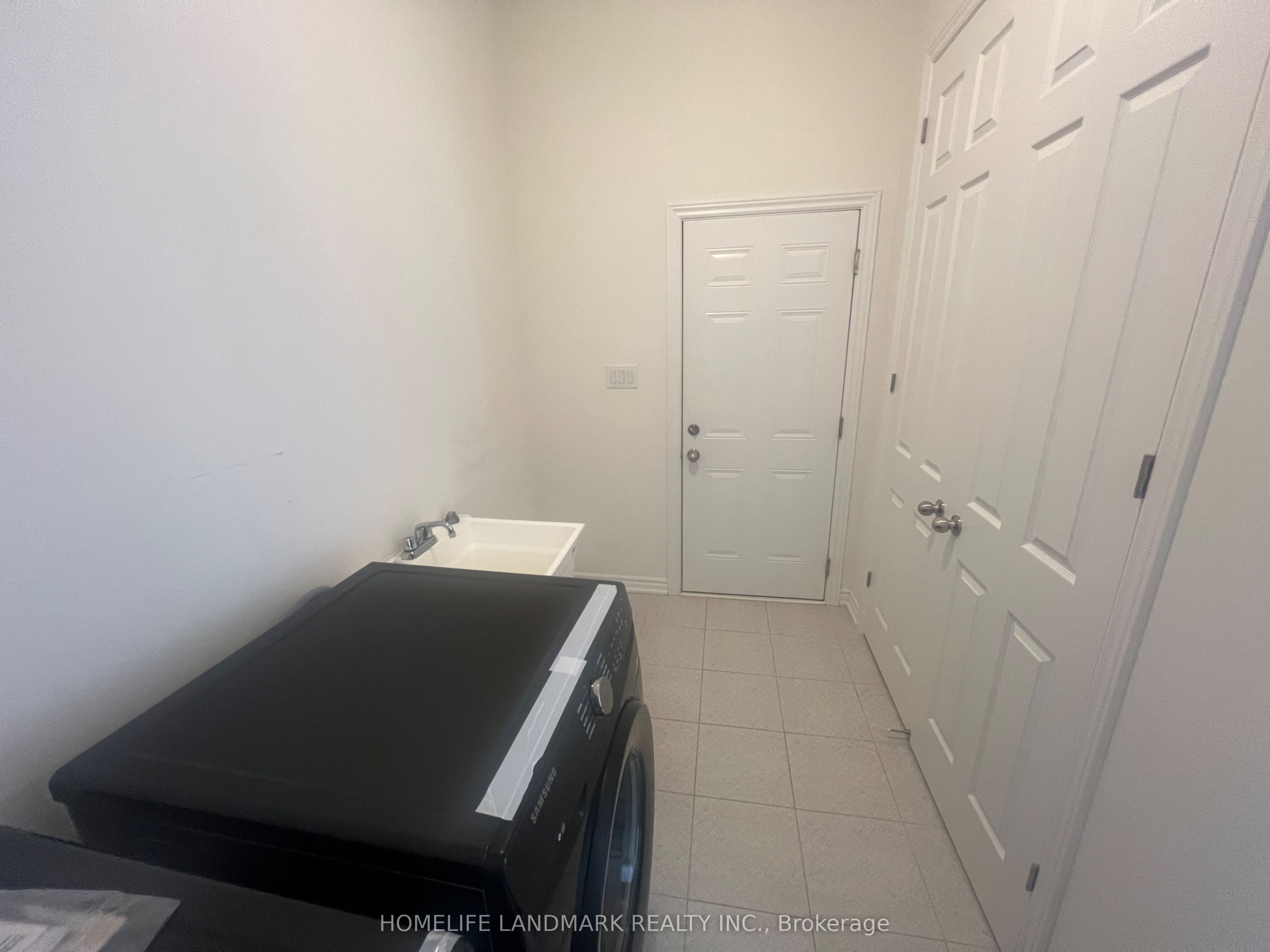 16 Kenneth Ross Crescent