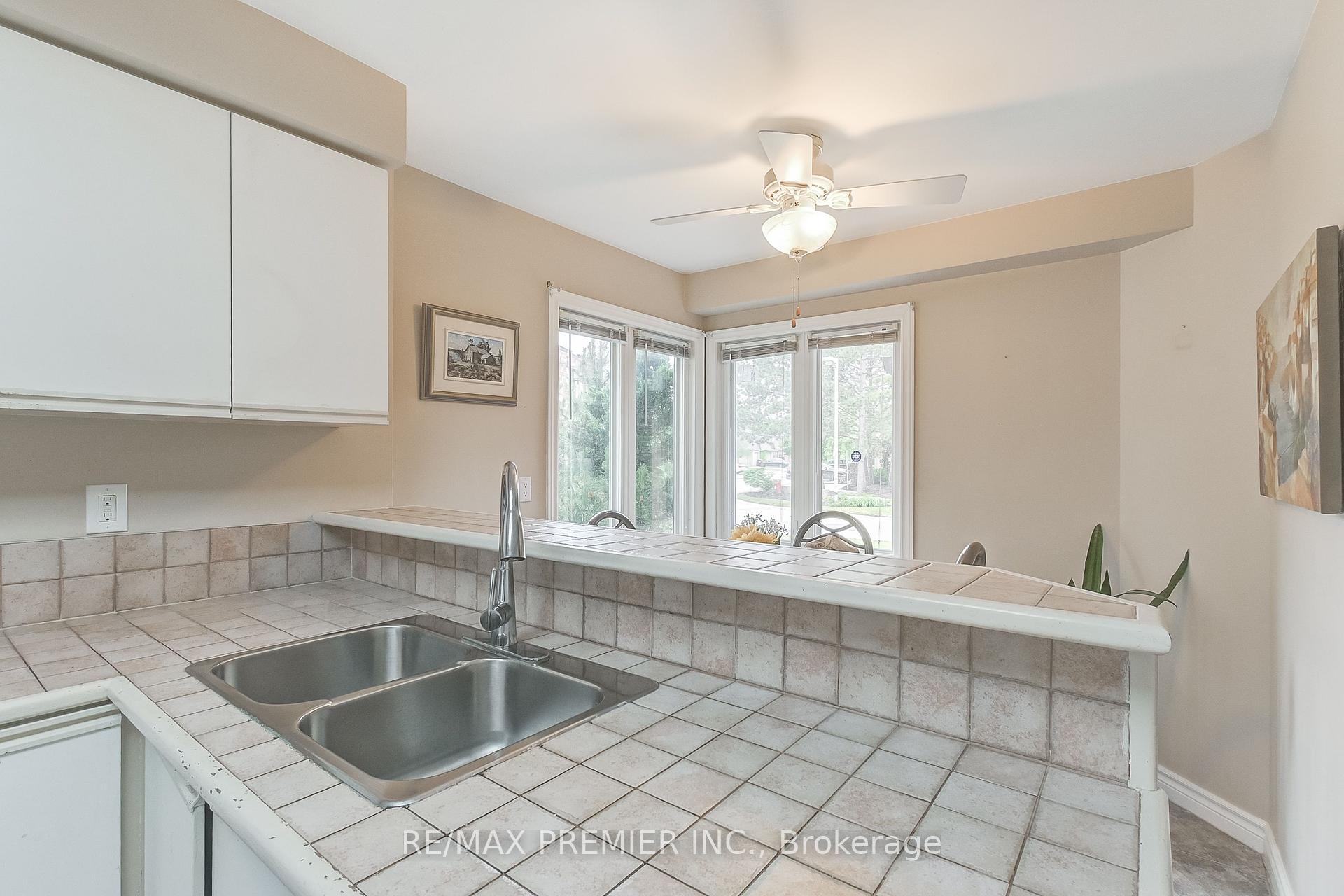 4 Bedrooms Condo at 3600 Colonial, Mississauga For sale